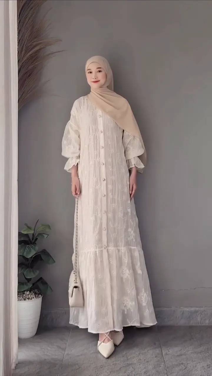 Gamis putih bordir eyelet dipakai model
